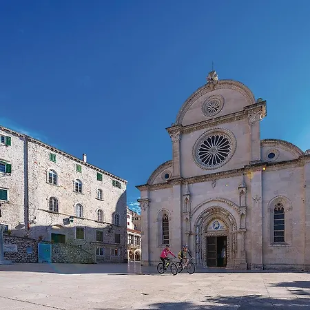 2 Bedroom Amazing In Holiday home Sibenik