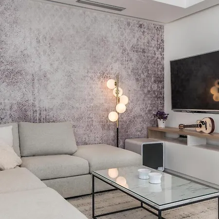 2 Bedroom Stunning In *